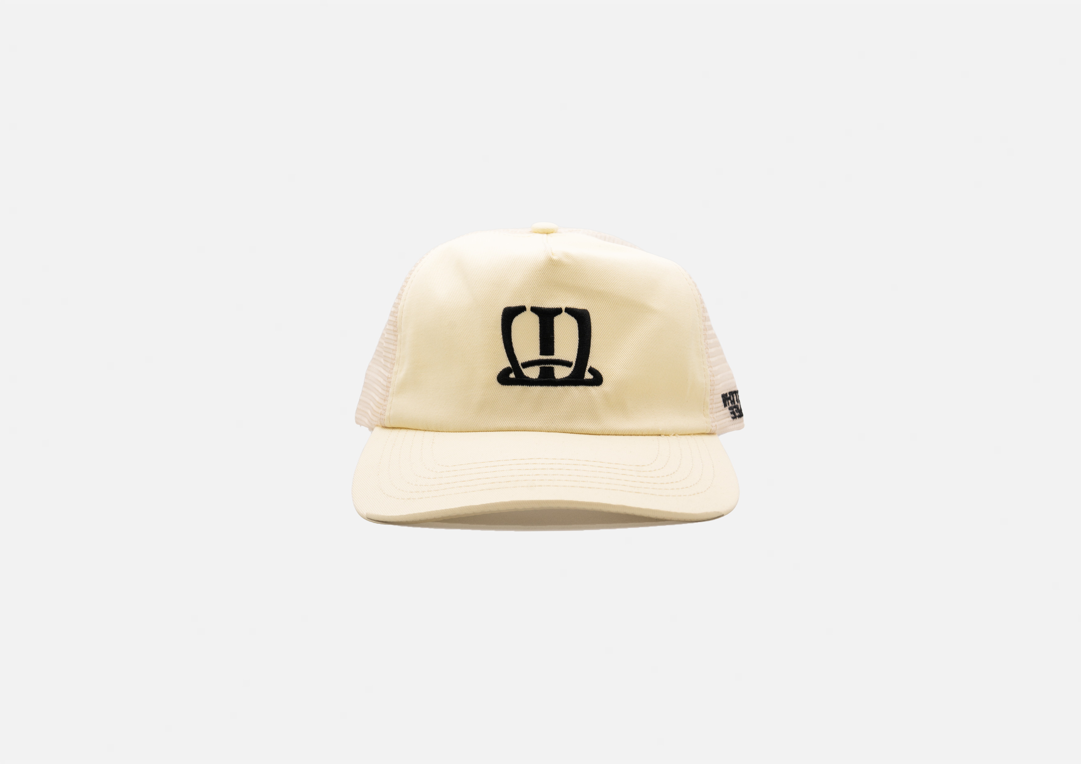 W logo trucker cap (Off-white)