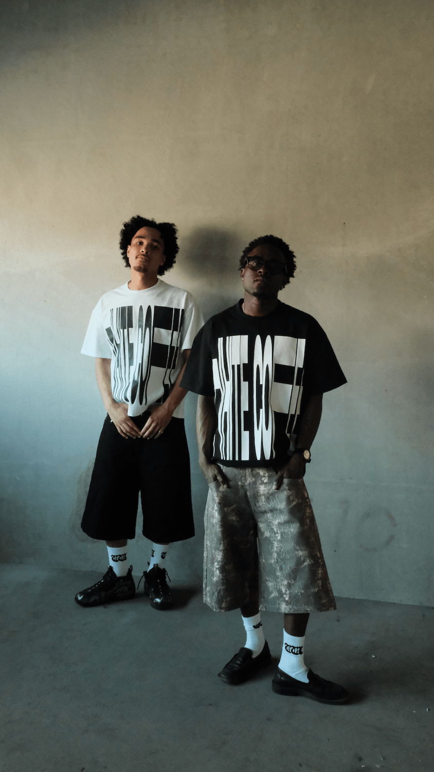 Stretch T-shirt with front logo graphic, white and black (crew neck)